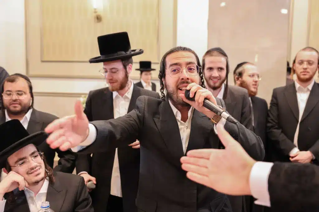 כך חגגה תעשיית המוזיקה החסידית את ה'וואך נאכט' בערב החג כך חגגה תעשיית המוזיקה החסידית את ה'וואך נאכט' בערב החג