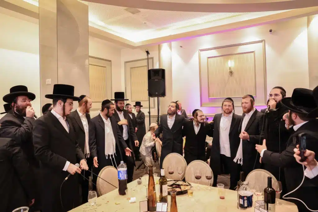 כך חגגה תעשיית המוזיקה החסידית את ה'וואך נאכט' בערב החג כך חגגה תעשיית המוזיקה החסידית את ה'וואך נאכט' בערב החג