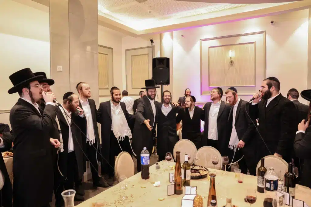 כך חגגה תעשיית המוזיקה החסידית את ה'וואך נאכט' בערב החג כך חגגה תעשיית המוזיקה החסידית את ה'וואך נאכט' בערב החג