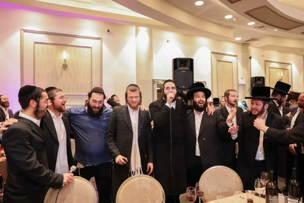 כך חגגה תעשיית המוזיקה החסידית את ה'וואך נאכט' בערב החג כך חגגה תעשיית המוזיקה החסידית את ה'וואך נאכט' בערב החג