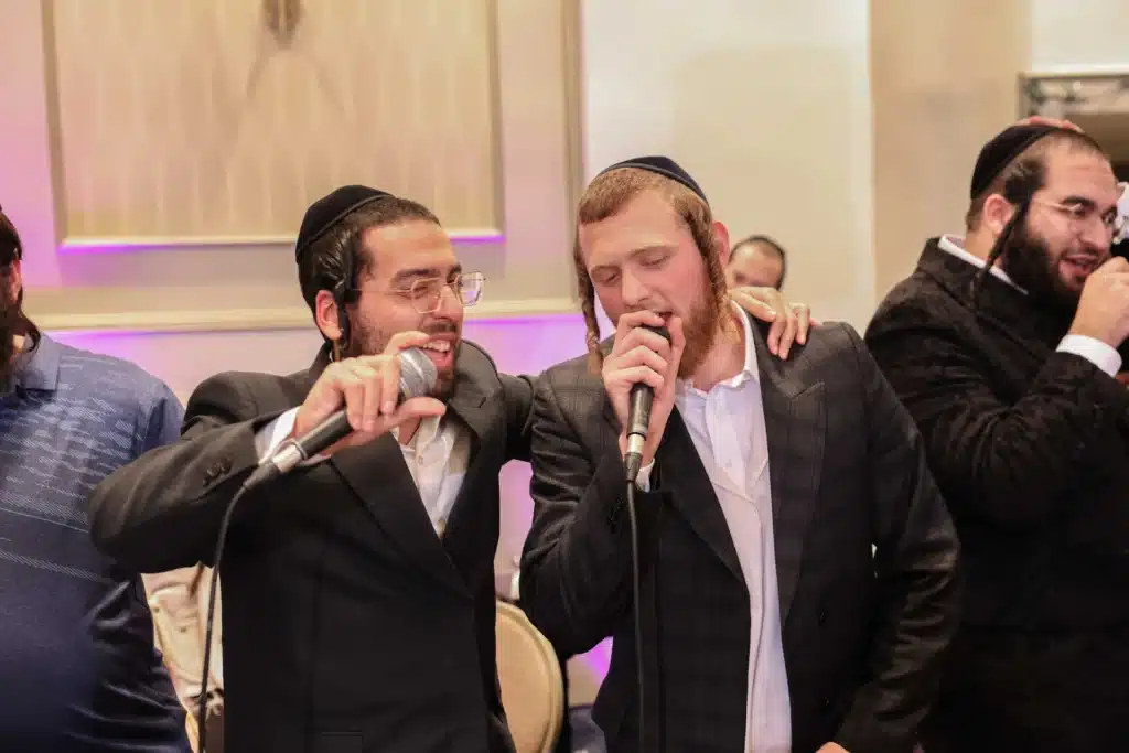 כך חגגה תעשיית המוזיקה החסידית את ה'וואך נאכט' בערב החג כך חגגה תעשיית המוזיקה החסידית את ה'וואך נאכט' בערב החג