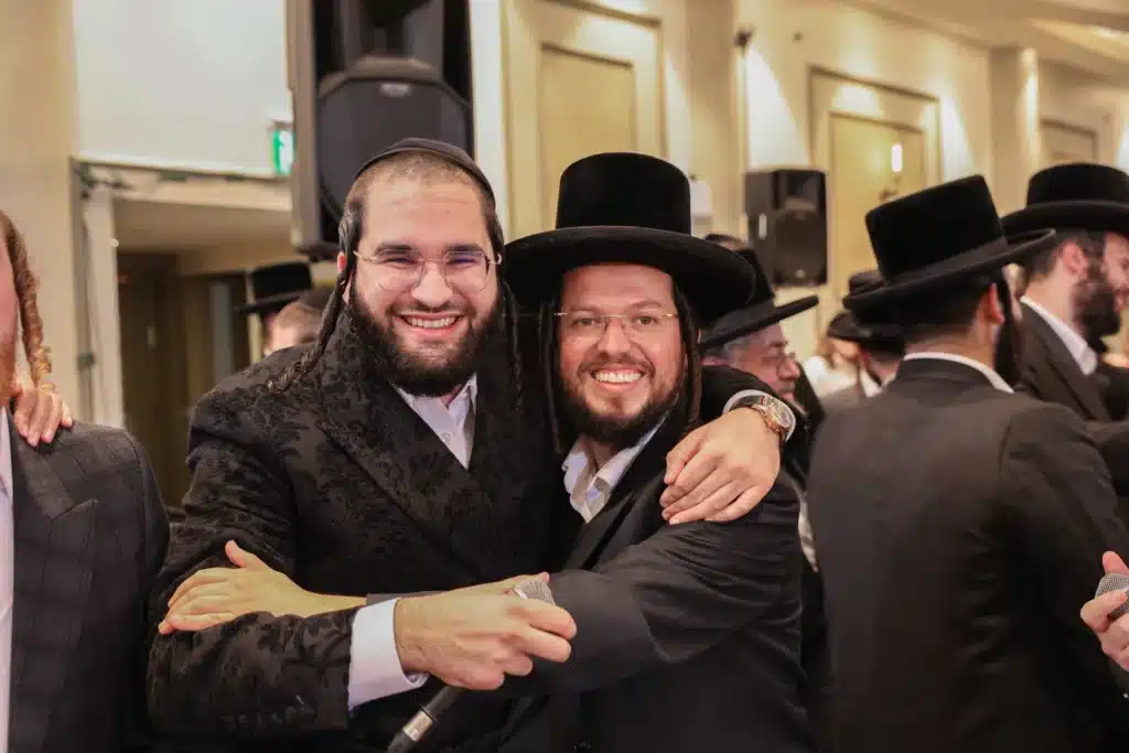 כך חגגה תעשיית המוזיקה החסידית את ה'וואך נאכט' בערב החג כך חגגה תעשיית המוזיקה החסידית את ה'וואך נאכט' בערב החג