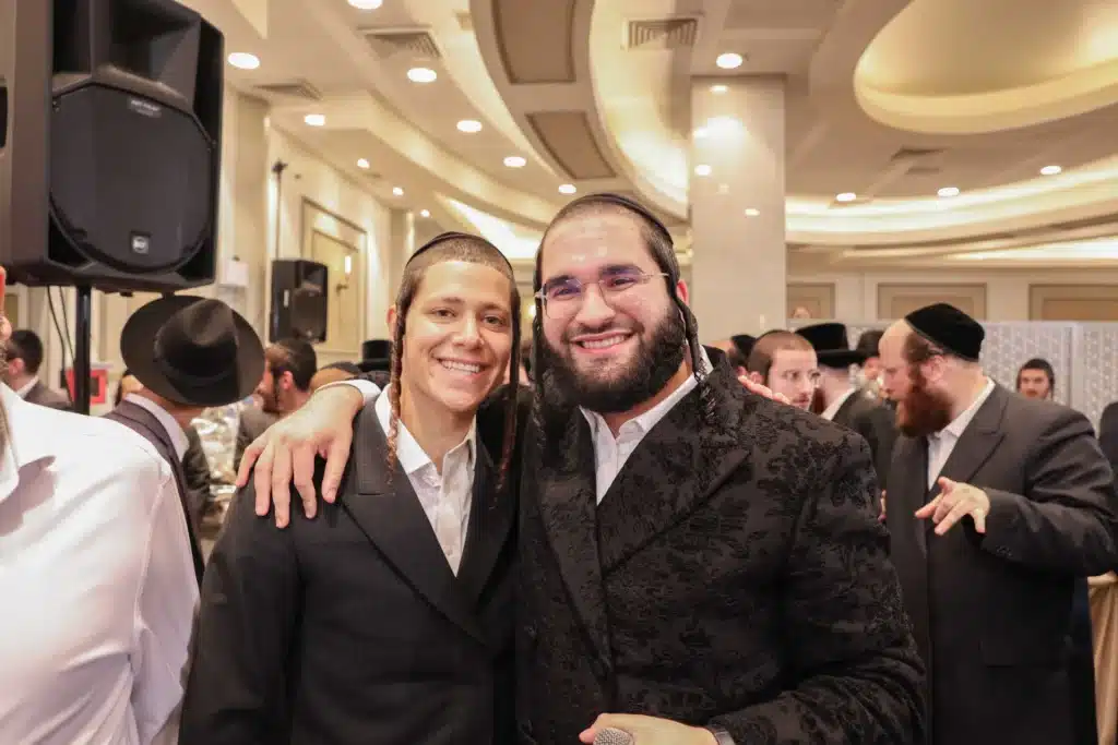 כך חגגה תעשיית המוזיקה החסידית את ה'וואך נאכט' בערב החג כך חגגה תעשיית המוזיקה החסידית את ה'וואך נאכט' בערב החג