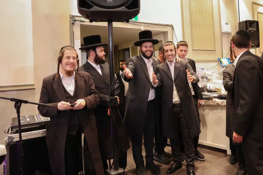 כך חגגה תעשיית המוזיקה החסידית את ה'וואך נאכט' בערב החג כך חגגה תעשיית המוזיקה החסידית את ה'וואך נאכט' בערב החג