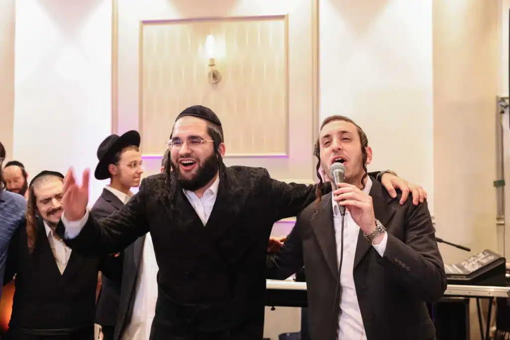 כך חגגה תעשיית המוזיקה החסידית את ה'וואך נאכט' בערב החג כך חגגה תעשיית המוזיקה החסידית את ה'וואך נאכט' בערב החג