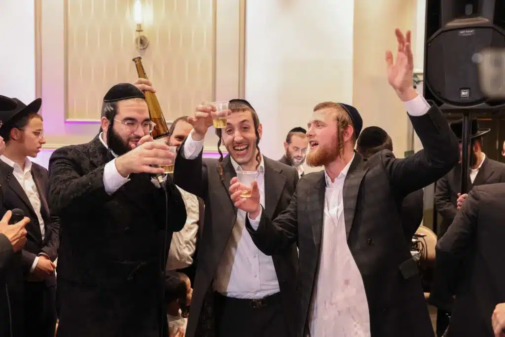 כך חגגה תעשיית המוזיקה החסידית את ה'וואך נאכט' בערב החג כך חגגה תעשיית המוזיקה החסידית את ה'וואך נאכט' בערב החג