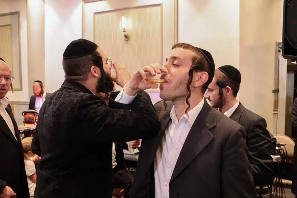 כך חגגה תעשיית המוזיקה החסידית את ה'וואך נאכט' בערב החג כך חגגה תעשיית המוזיקה החסידית את ה'וואך נאכט' בערב החג