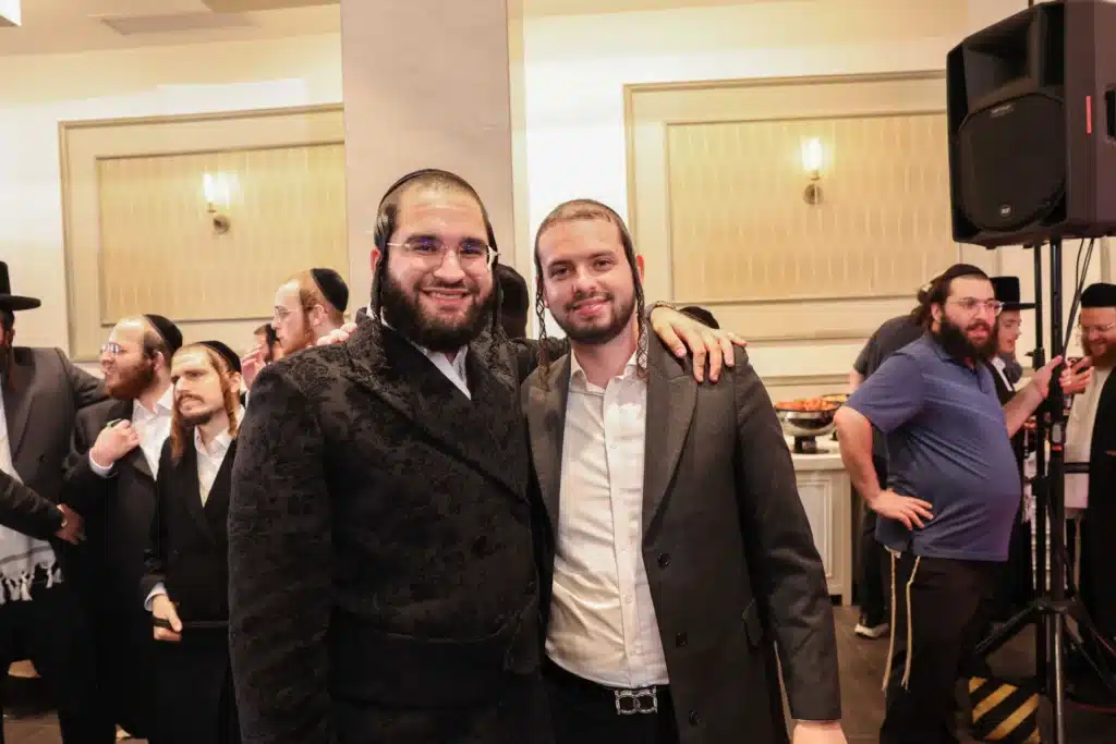 כך חגגה תעשיית המוזיקה החסידית את ה'וואך נאכט' בערב החג כך חגגה תעשיית המוזיקה החסידית את ה'וואך נאכט' בערב החג
