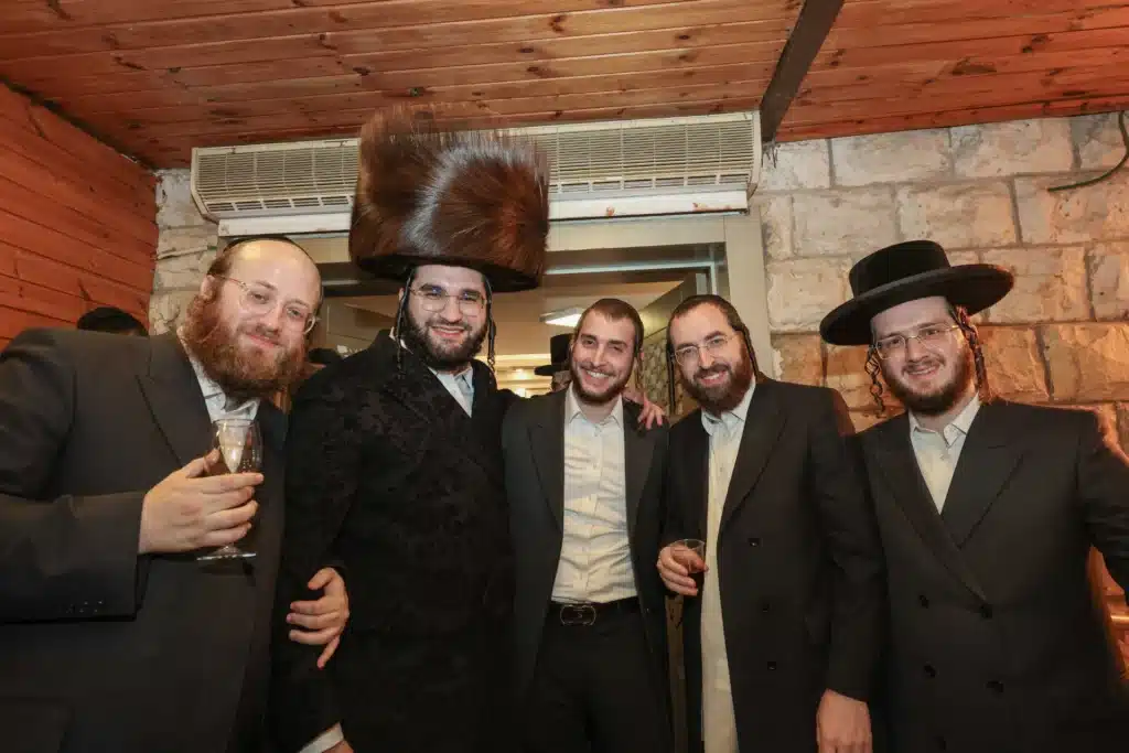 כך חגגה תעשיית המוזיקה החסידית את ה'וואך נאכט' בערב החג כך חגגה תעשיית המוזיקה החסידית את ה'וואך נאכט' בערב החג