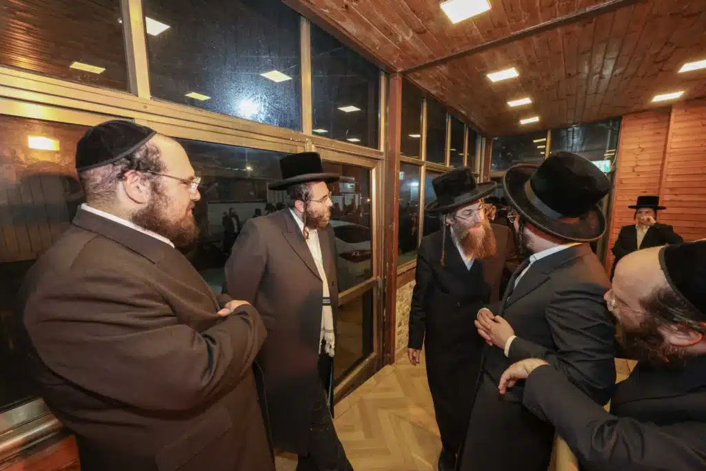 כך חגגה תעשיית המוזיקה החסידית את ה'וואך נאכט' בערב החג כך חגגה תעשיית המוזיקה החסידית את ה'וואך נאכט' בערב החג