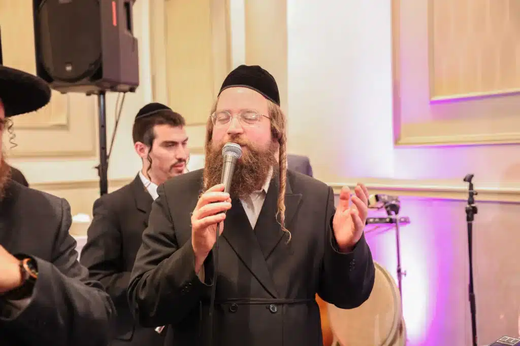 כך חגגה תעשיית המוזיקה החסידית את ה'וואך נאכט' בערב החג כך חגגה תעשיית המוזיקה החסידית את ה'וואך נאכט' בערב החג