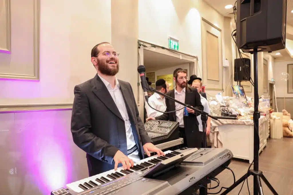 כך חגגה תעשיית המוזיקה החסידית את ה'וואך נאכט' בערב החג כך חגגה תעשיית המוזיקה החסידית את ה'וואך נאכט' בערב החג