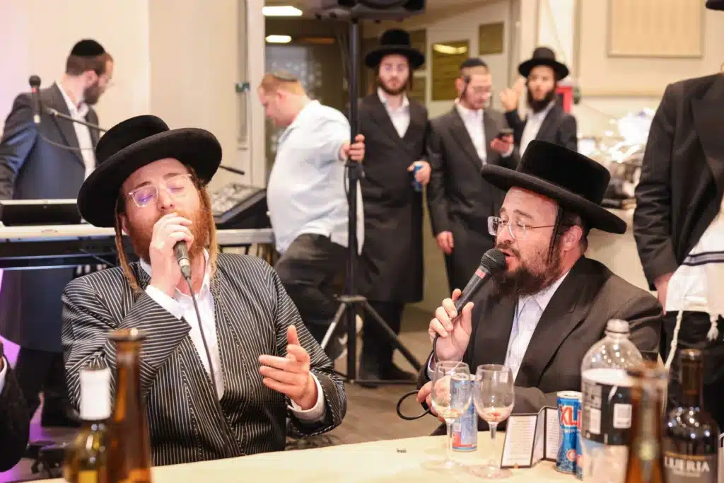 כך חגגה תעשיית המוזיקה החסידית את ה'וואך נאכט' בערב החג כך חגגה תעשיית המוזיקה החסידית את ה'וואך נאכט' בערב החג
