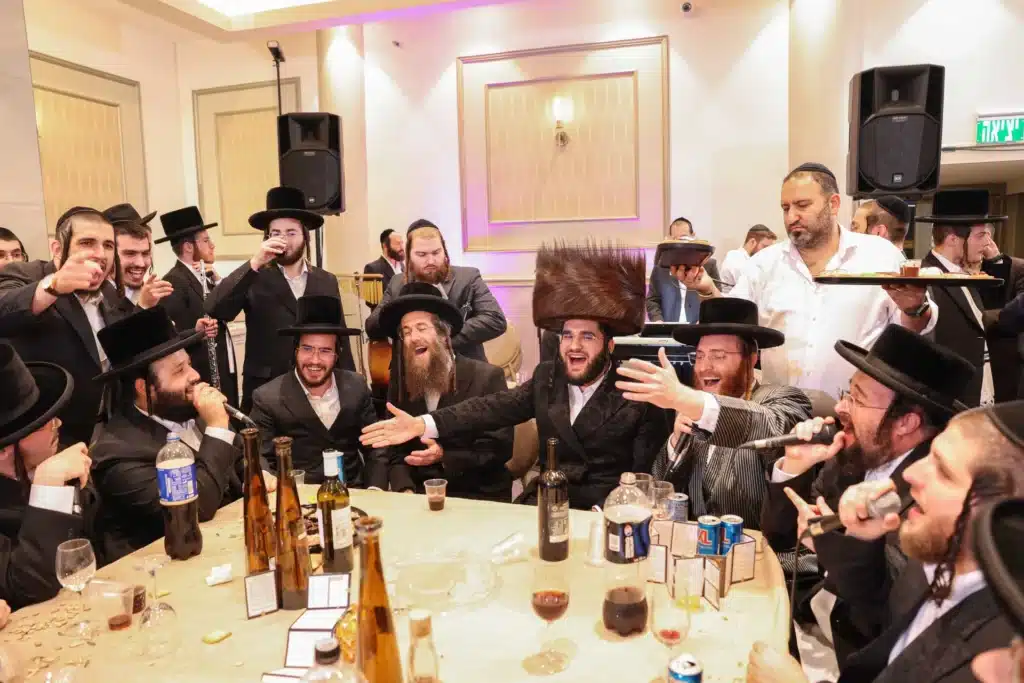 כך חגגה תעשיית המוזיקה החסידית את ה'וואך נאכט' בערב החג כך חגגה תעשיית המוזיקה החסידית את ה'וואך נאכט' בערב החג