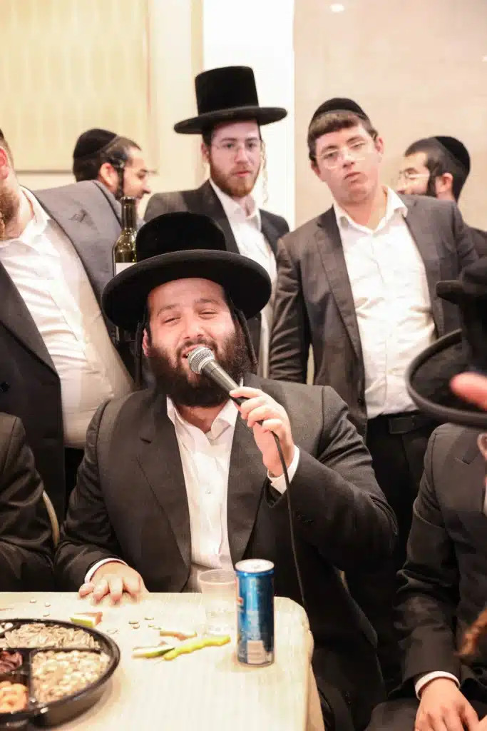 כך חגגה תעשיית המוזיקה החסידית את ה'וואך נאכט' בערב החג כך חגגה תעשיית המוזיקה החסידית את ה'וואך נאכט' בערב החג