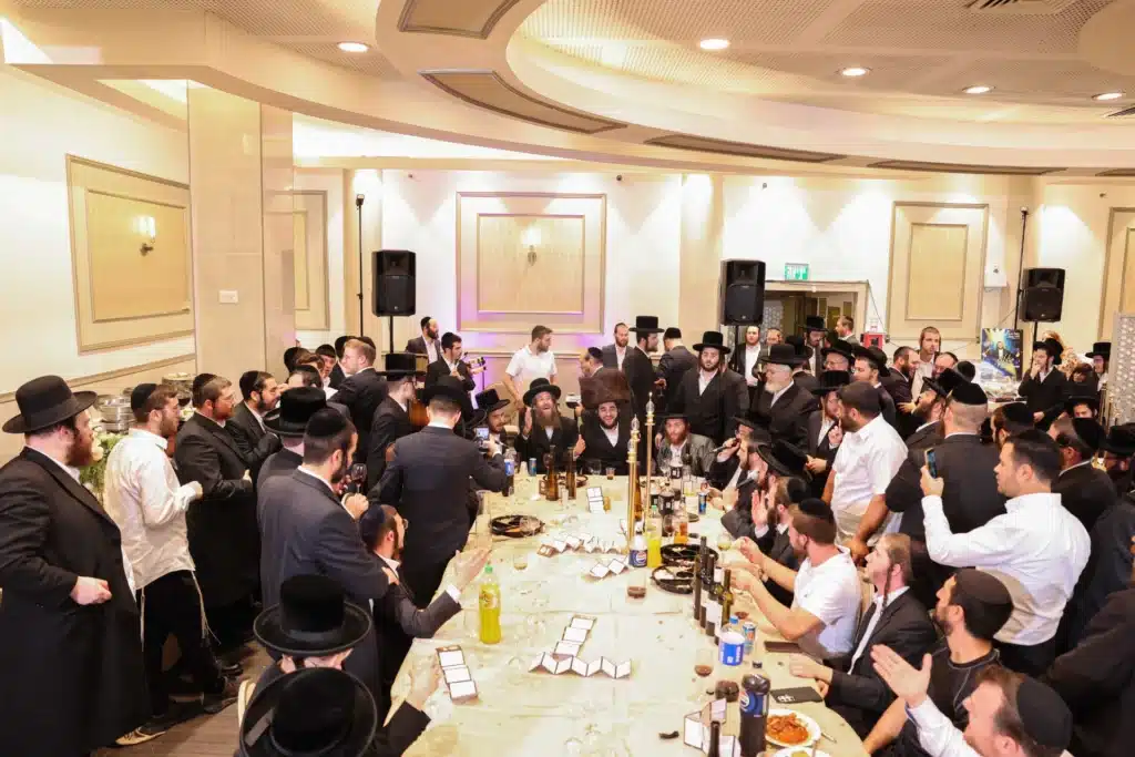 כך חגגה תעשיית המוזיקה החסידית את ה'וואך נאכט' בערב החג כך חגגה תעשיית המוזיקה החסידית את ה'וואך נאכט' בערב החג