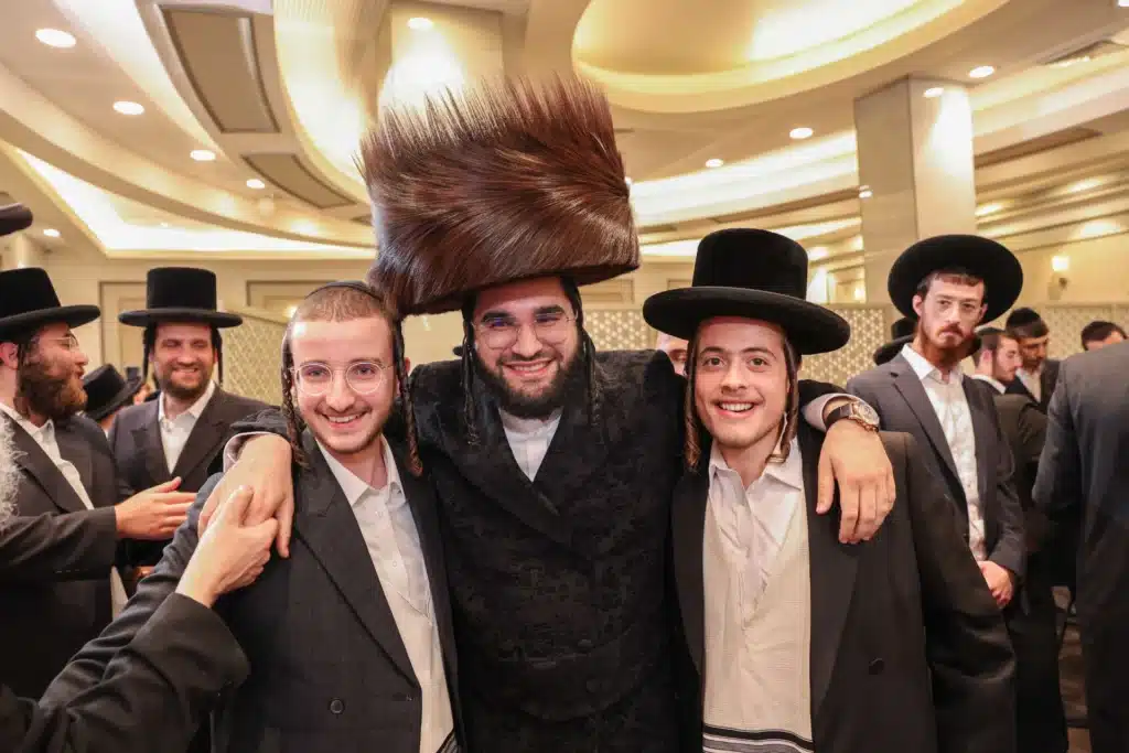 כך חגגה תעשיית המוזיקה החסידית את ה'וואך נאכט' בערב החג כך חגגה תעשיית המוזיקה החסידית את ה'וואך נאכט' בערב החג