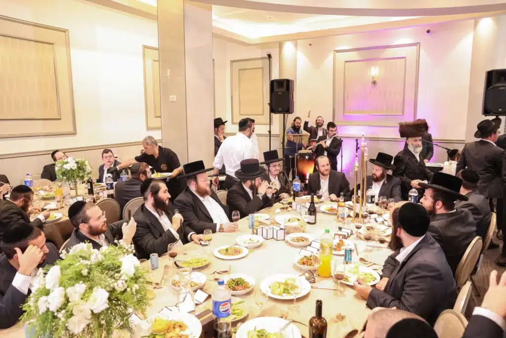 כך חגגה תעשיית המוזיקה החסידית את ה'וואך נאכט' בערב החג כך חגגה תעשיית המוזיקה החסידית את ה'וואך נאכט' בערב החג