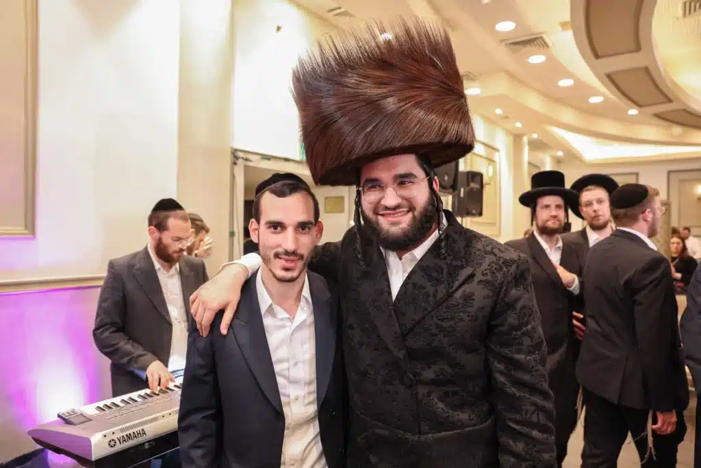 כך חגגה תעשיית המוזיקה החסידית את ה'וואך נאכט' בערב החג כך חגגה תעשיית המוזיקה החסידית את ה'וואך נאכט' בערב החג