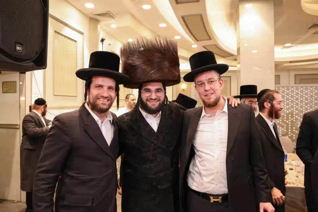כך חגגה תעשיית המוזיקה החסידית את ה'וואך נאכט' בערב החג כך חגגה תעשיית המוזיקה החסידית את ה'וואך נאכט' בערב החג