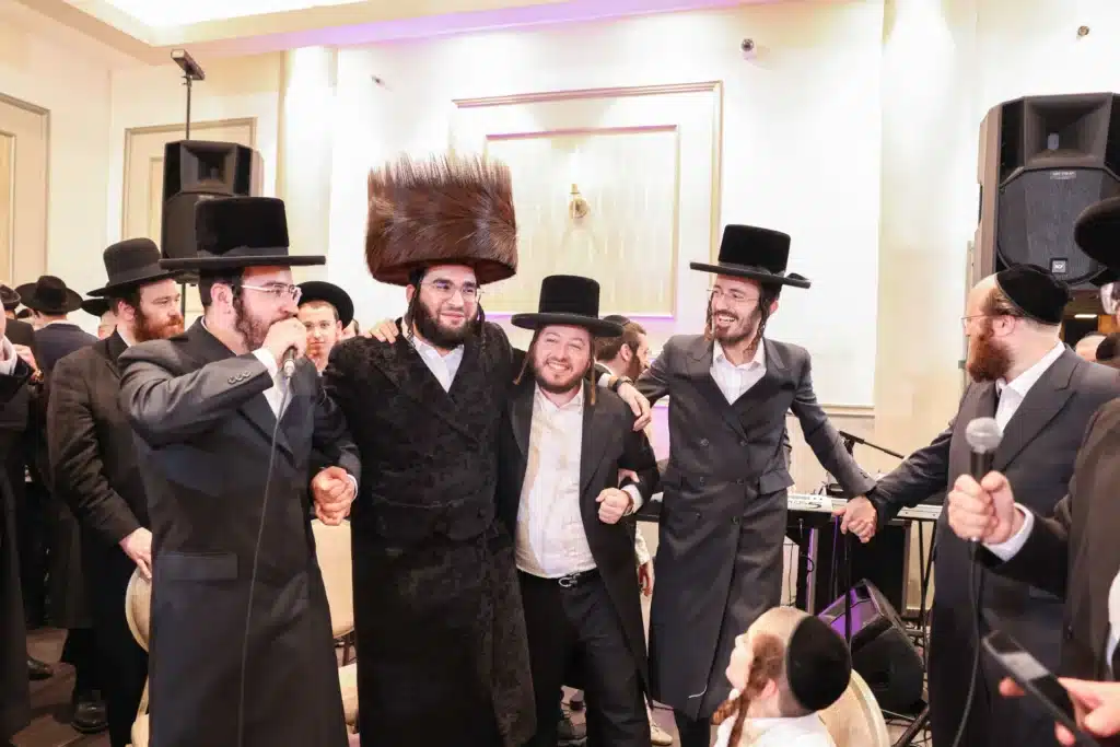 כך חגגה תעשיית המוזיקה החסידית את ה'וואך נאכט' בערב החג כך חגגה תעשיית המוזיקה החסידית את ה'וואך נאכט' בערב החג