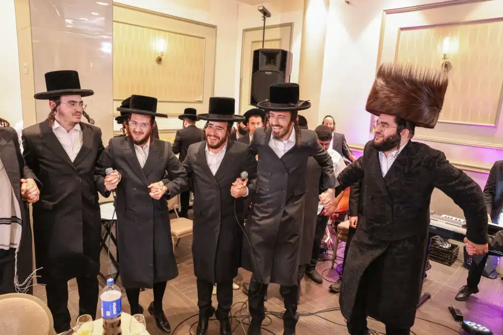 כך חגגה תעשיית המוזיקה החסידית את ה'וואך נאכט' בערב החג כך חגגה תעשיית המוזיקה החסידית את ה'וואך נאכט' בערב החג