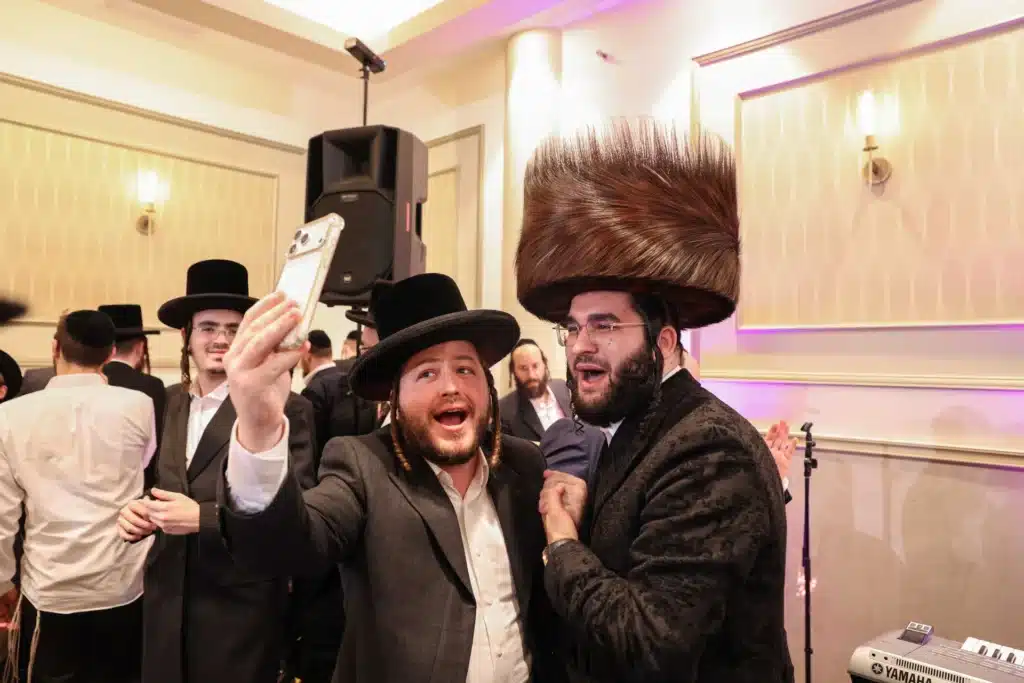 כך חגגה תעשיית המוזיקה החסידית את ה'וואך נאכט' בערב החג כך חגגה תעשיית המוזיקה החסידית את ה'וואך נאכט' בערב החג