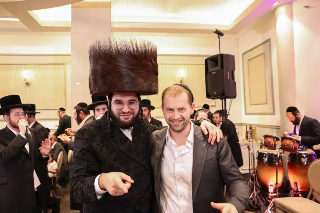כך חגגה תעשיית המוזיקה החסידית את ה'וואך נאכט' בערב החג כך חגגה תעשיית המוזיקה החסידית את ה'וואך נאכט' בערב החג