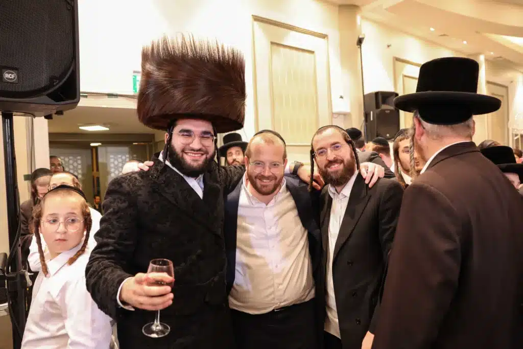כך חגגה תעשיית המוזיקה החסידית את ה'וואך נאכט' בערב החג כך חגגה תעשיית המוזיקה החסידית את ה'וואך נאכט' בערב החג