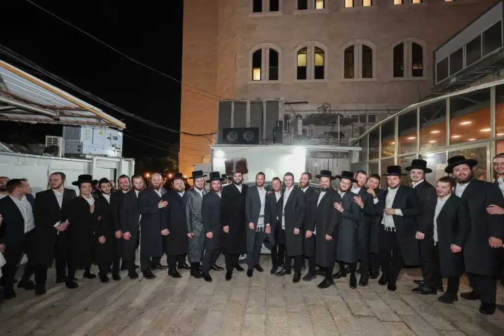כך חגגה תעשיית המוזיקה החסידית את ה'וואך נאכט' בערב החג כך חגגה תעשיית המוזיקה החסידית את ה'וואך נאכט' בערב החג