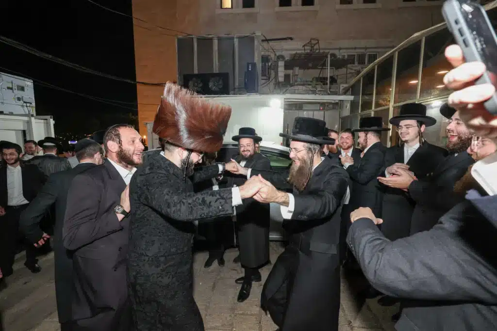 כך חגגה תעשיית המוזיקה החסידית את ה'וואך נאכט' בערב החג כך חגגה תעשיית המוזיקה החסידית את ה'וואך נאכט' בערב החג