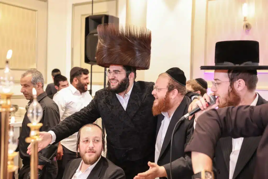 כך חגגה תעשיית המוזיקה החסידית את ה'וואך נאכט' בערב החג כך חגגה תעשיית המוזיקה החסידית את ה'וואך נאכט' בערב החג