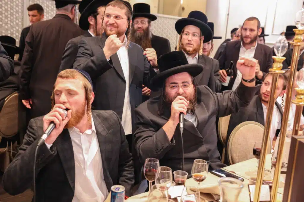 כך חגגה תעשיית המוזיקה החסידית את ה'וואך נאכט' בערב החג כך חגגה תעשיית המוזיקה החסידית את ה'וואך נאכט' בערב החג