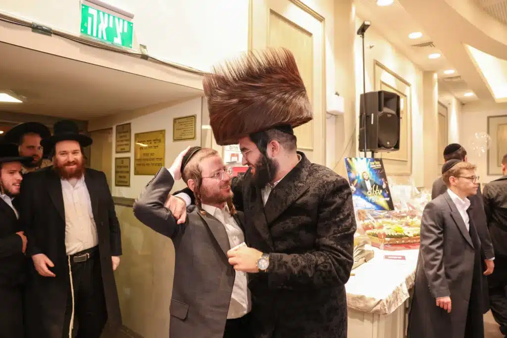 כך חגגה תעשיית המוזיקה החסידית את ה'וואך נאכט' בערב החג כך חגגה תעשיית המוזיקה החסידית את ה'וואך נאכט' בערב החג