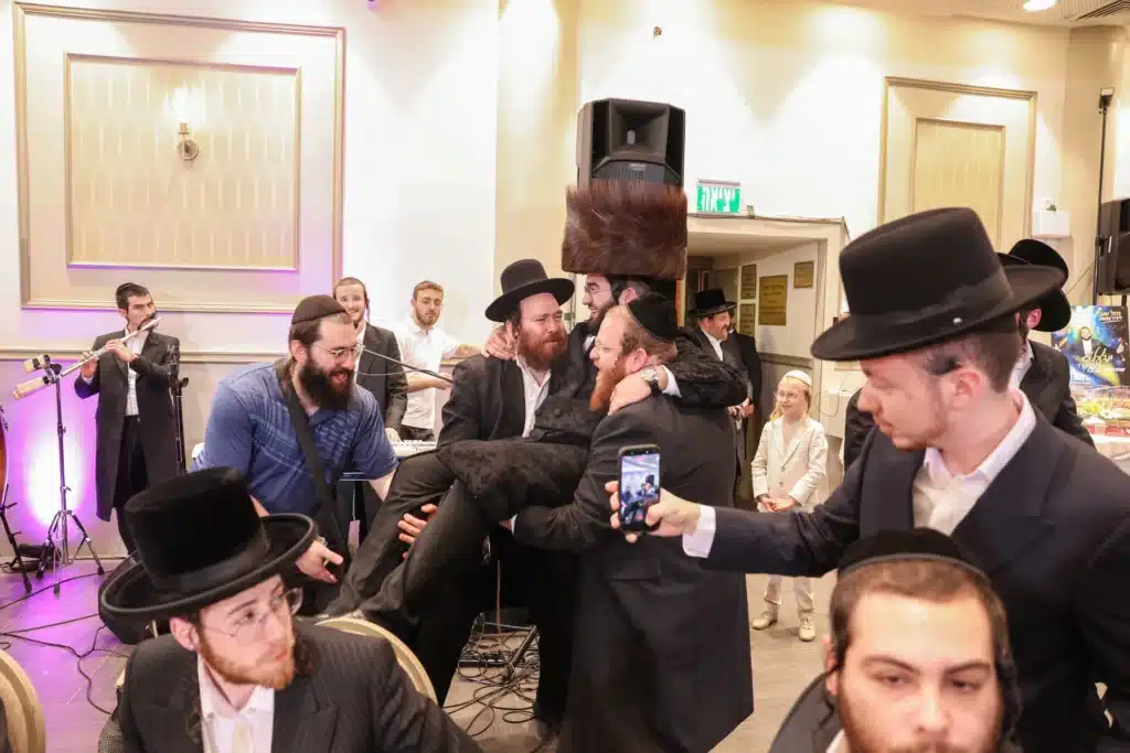 כך חגגה תעשיית המוזיקה החסידית את ה'וואך נאכט' בערב החג כך חגגה תעשיית המוזיקה החסידית את ה'וואך נאכט' בערב החג