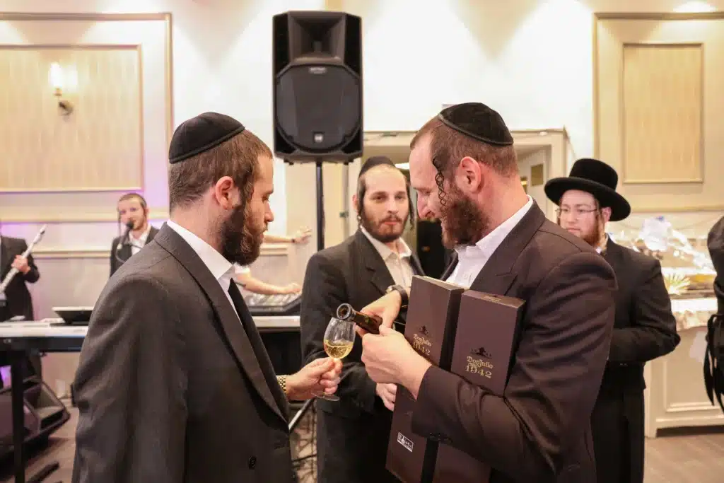 כך חגגה תעשיית המוזיקה החסידית את ה'וואך נאכט' בערב החג כך חגגה תעשיית המוזיקה החסידית את ה'וואך נאכט' בערב החג
