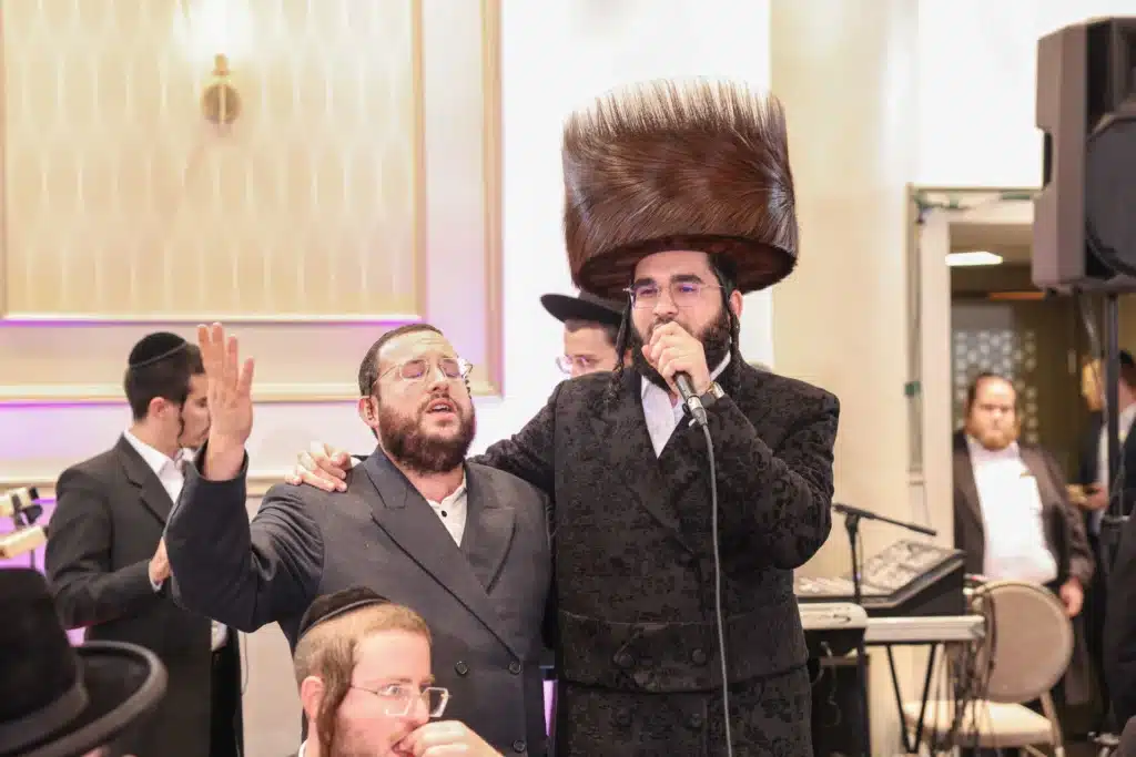 כך חגגה תעשיית המוזיקה החסידית את ה'וואך נאכט' בערב החג כך חגגה תעשיית המוזיקה החסידית את ה'וואך נאכט' בערב החג