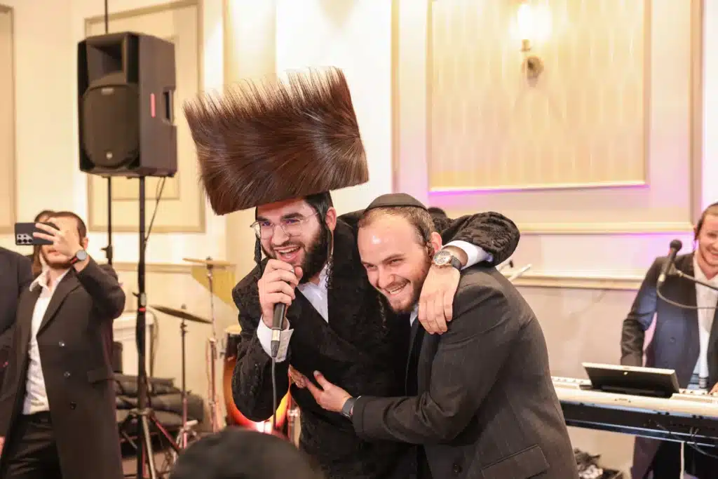 כך חגגה תעשיית המוזיקה החסידית את ה'וואך נאכט' בערב החג כך חגגה תעשיית המוזיקה החסידית את ה'וואך נאכט' בערב החג