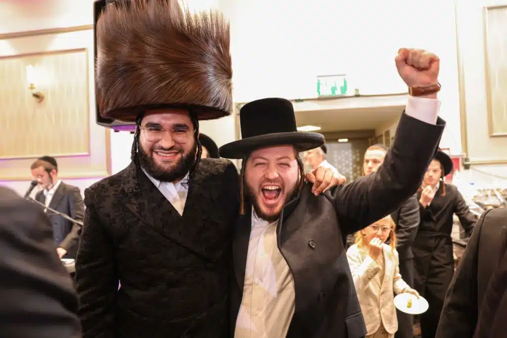 כך חגגה תעשיית המוזיקה החסידית את ה'וואך נאכט' בערב החג כך חגגה תעשיית המוזיקה החסידית את ה'וואך נאכט' בערב החג