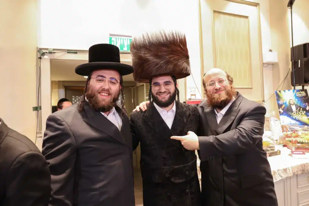 כך חגגה תעשיית המוזיקה החסידית את ה'וואך נאכט' בערב החג כך חגגה תעשיית המוזיקה החסידית את ה'וואך נאכט' בערב החג