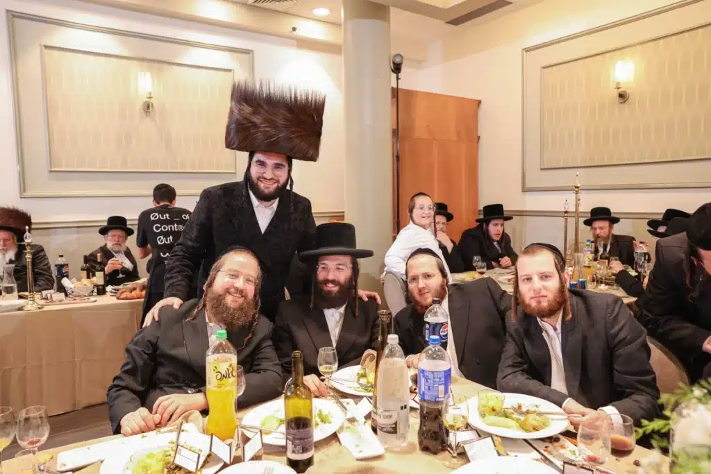 כך חגגה תעשיית המוזיקה החסידית את ה'וואך נאכט' בערב החג כך חגגה תעשיית המוזיקה החסידית את ה'וואך נאכט' בערב החג