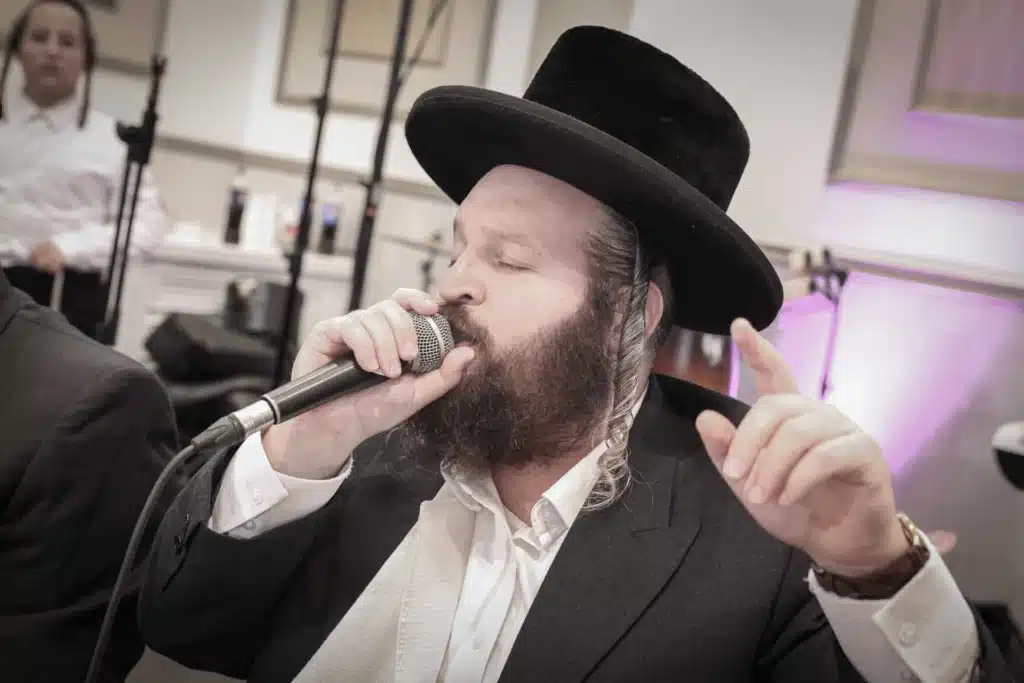 כך חגגה תעשיית המוזיקה החסידית את ה'וואך נאכט' בערב החג כך חגגה תעשיית המוזיקה החסידית את ה'וואך נאכט' בערב החג