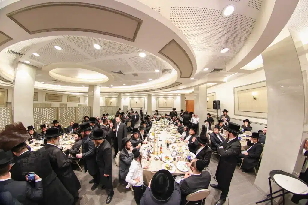 כך חגגה תעשיית המוזיקה החסידית את ה'וואך נאכט' בערב החג כך חגגה תעשיית המוזיקה החסידית את ה'וואך נאכט' בערב החג