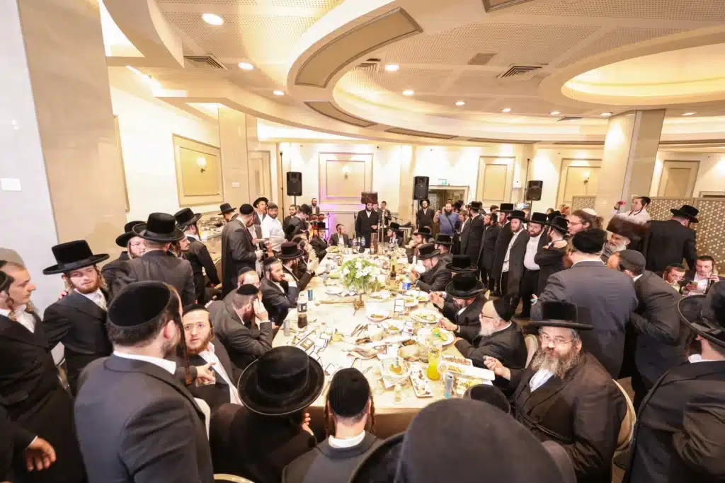 כך חגגה תעשיית המוזיקה החסידית את ה'וואך נאכט' בערב החג כך חגגה תעשיית המוזיקה החסידית את ה'וואך נאכט' בערב החג