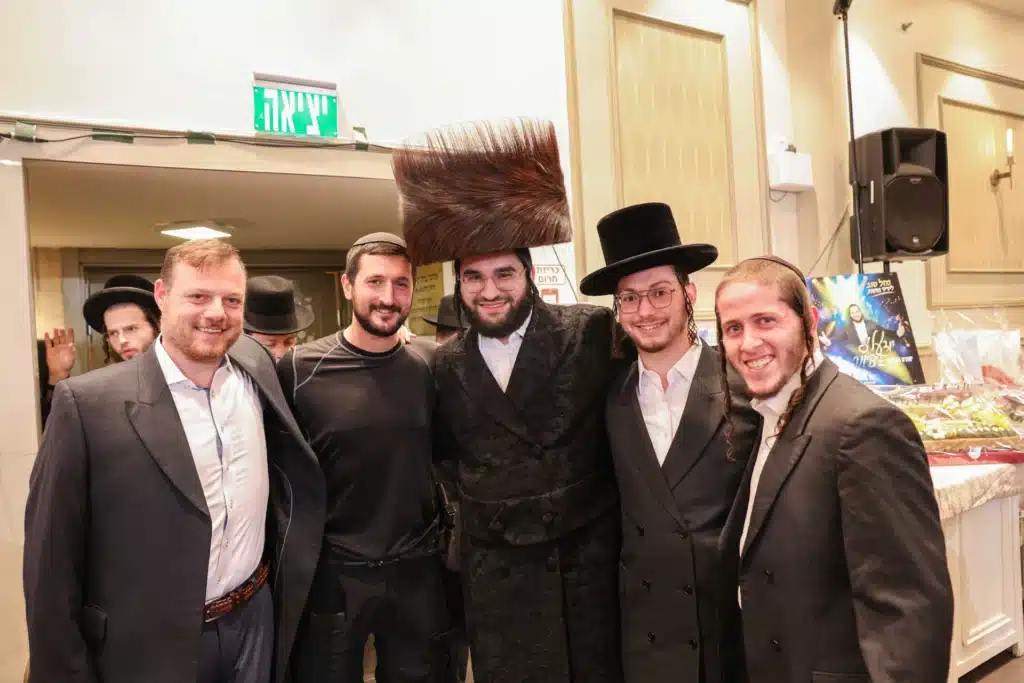 כך חגגה תעשיית המוזיקה החסידית את ה'וואך נאכט' בערב החג כך חגגה תעשיית המוזיקה החסידית את ה'וואך נאכט' בערב החג