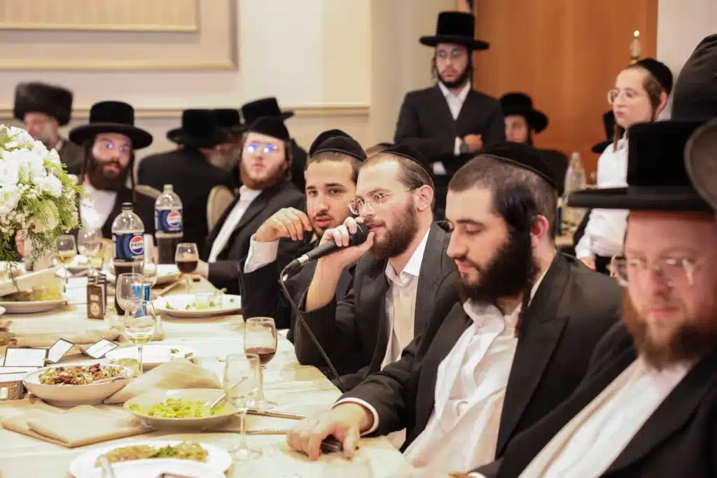 כך חגגה תעשיית המוזיקה החסידית את ה'וואך נאכט' בערב החג כך חגגה תעשיית המוזיקה החסידית את ה'וואך נאכט' בערב החג