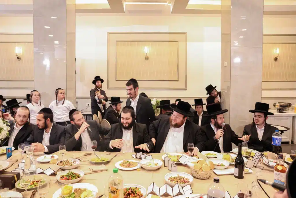 כך חגגה תעשיית המוזיקה החסידית את ה'וואך נאכט' בערב החג כך חגגה תעשיית המוזיקה החסידית את ה'וואך נאכט' בערב החג