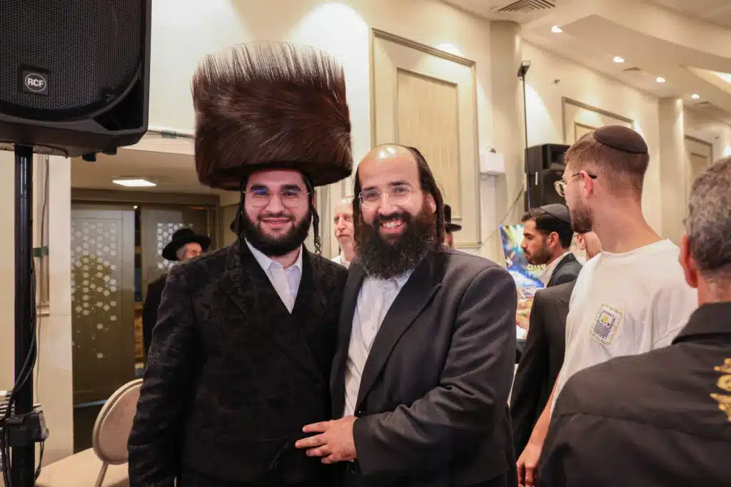כך חגגה תעשיית המוזיקה החסידית את ה'וואך נאכט' בערב החג כך חגגה תעשיית המוזיקה החסידית את ה'וואך נאכט' בערב החג