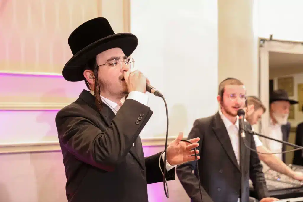 כך חגגה תעשיית המוזיקה החסידית את ה'וואך נאכט' בערב החג כך חגגה תעשיית המוזיקה החסידית את ה'וואך נאכט' בערב החג