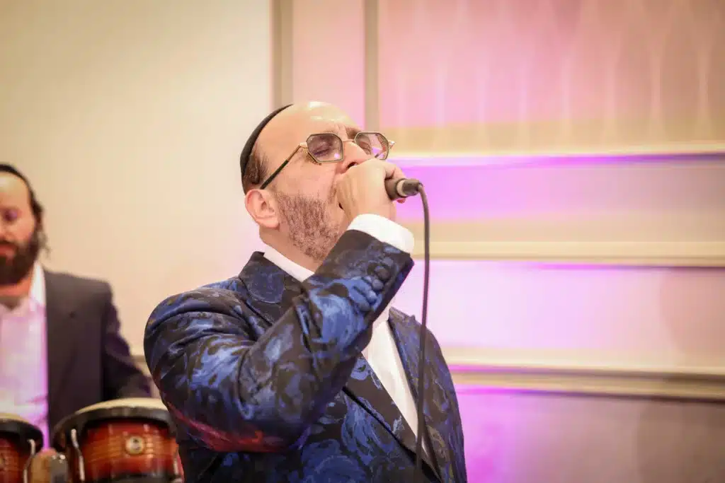 כך חגגה תעשיית המוזיקה החסידית את ה'וואך נאכט' בערב החג כך חגגה תעשיית המוזיקה החסידית את ה'וואך נאכט' בערב החג